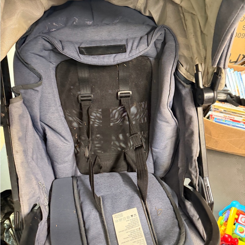 Nuna Tavo Stroller (for parts) 2 back wheels and seat liner are all thats left - Picture 3 of 10